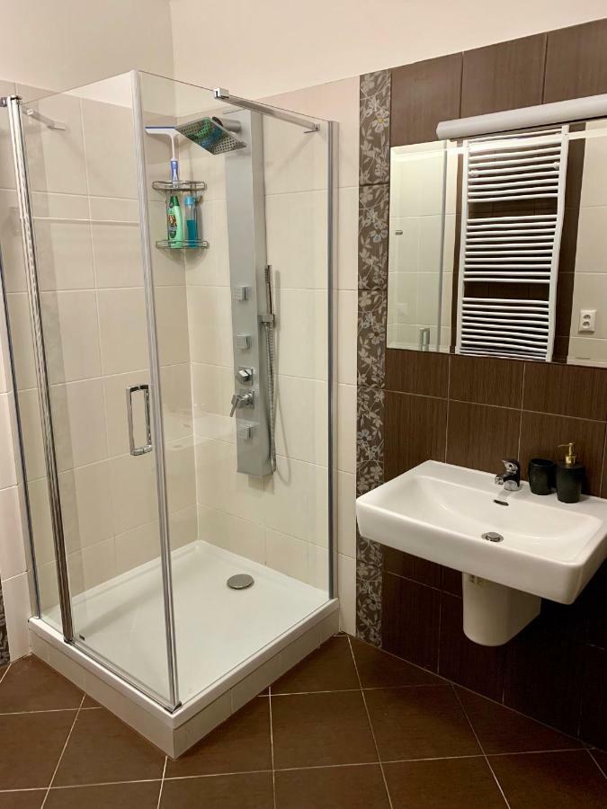 Bl Luxury Apartment, 24Hr Self Check-In, Free Private Garage Parking, Panoramic Views From Balcony, 5 Minute Walk To City Center Banská Bystrica Eksteriør bilde